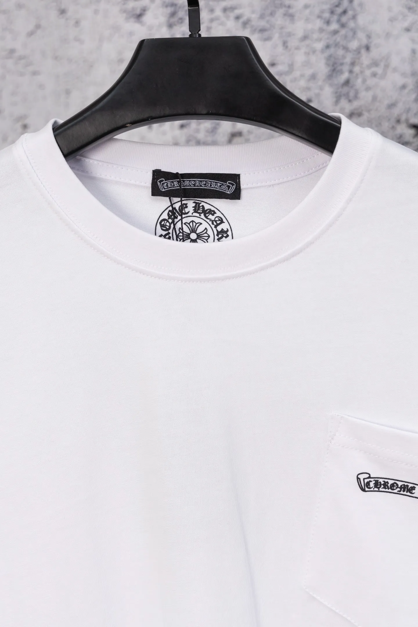 P190 Chrome Hearts CH Chrome Hearts black and white raglan sleeve Sanskrit letter printed long-sleeved T-shirt. Refreshing and comfortable, the colors have been fixed. - High elastic slurry, synchronized with all original foam printing, CH classic horseshoe pattern on the chest and back, Sanskrit on the sleeves, logo classic Gothic font printed on the collar thread - Restore the original printed collar label, more comfortable to wear, not tied to the body, custom hangtag accessories Color: black white Size: s—xl